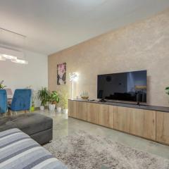 Charming 2 Bedroom Sleeps 6 close to sea in Sliema