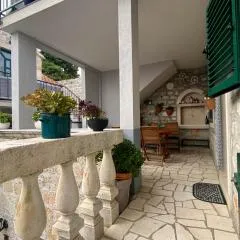 Apartment Simon - Old Stone Charm, Central Bol Life