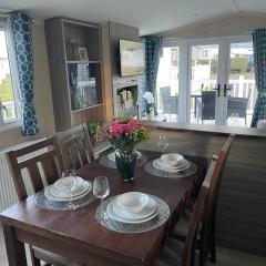 Luxury Romantic 2 Bedroom Caravan Trecco Bay