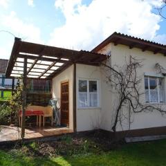 Kleines Ferienhaus in Garitz mit Garten, Terrasse und Grill