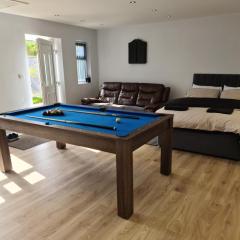 Detached Flat in Leeds, Free WIFI and parking, Pool table, 75 inch tv, Netflix, Disney plus