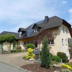 Schöne und modern eingerichte Ferienwohnung mit Terrasse und Moselblick