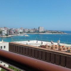 A 50 metros del mar y en 2 paradas de bus estas en el centro de Alicante