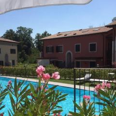 Helle Ferienwohnung in Santo mit Garten, gemeinsamem Pool und Terrasse