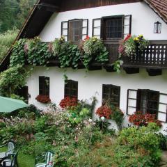 Komfortables Landhaus mit Gartengrundstück und Naturbadeteich direkt am Wald und verkehrsbegünstigt für Ausflüge