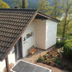 Schönes Ferienhaus mit Panoramablick auf den See und auf die bewaldeten Hügel am Stausee Bitburg