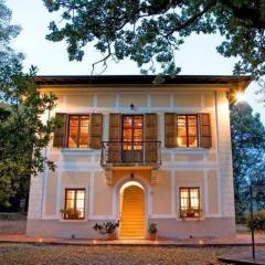 Freistehendes Ferienhaus inmitten eines großen Parks mit Linden und Eichen