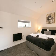 Stylish Stay With Private Garden! Near City Centre - Contractors, Relocators, Tourists