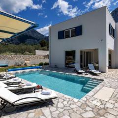 Modernes Ferienhaus in Zaostrog mit Beheiztem Pool