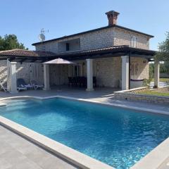 Nettes Ferienhaus in Žikovići mit Privatem Pool