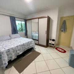 Suíte com cama de casal em condominio