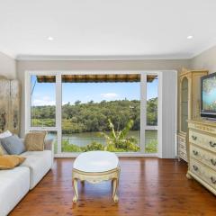 River View Oasis: Spacious 3-Bed House with Pool