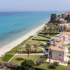 Villa Alpha - Beachfront, Steps from Mamalouka and Blue Carpet