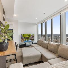 Gorgeous High-Rise Unit with Sky Bar Pool and Gym