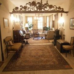 Retro - 19th Century Guest House