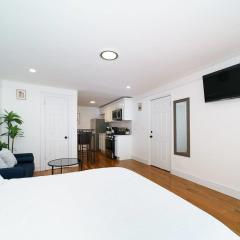 Comfy Studio in UES! Perfect for 2!