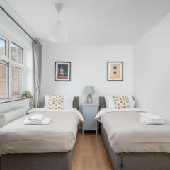 Gorgeous 3 Bedroom flat In London on Central Line for Families, Contractors, Business Travellers