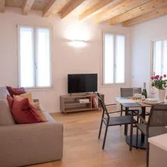 Romantic White Apartment - 5 minutes from the lake