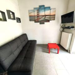 Villa Mitoyenne avec Piscine, Parking Privé, à 15 Min de la Plage - FR-1-607-126