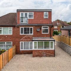 Immaculate 5-Bed House in Leeds