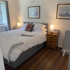 2 Bedroom chalet Dover ferry port 7 minutes Located in Saint Margarets at cliffe Lovely small village Bar restaurant, pools sauna jacuzzi on the park Modern well looked after property 1 double and a king size plus a floor mattress for a child