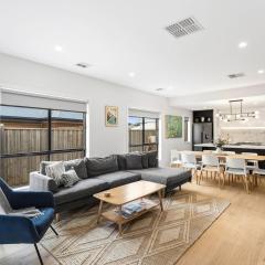 Discover a Spacious Modern Gem near The Esplanade