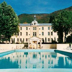 A beautiful 2 persons studio in a chateau with swimming pool