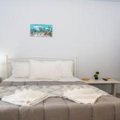 Traveller's Nest Studio close to center,port,airport