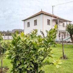 Retro-modern retreat in Esposende