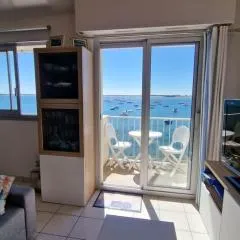 Feet in the water breathtaking 180 sea view!