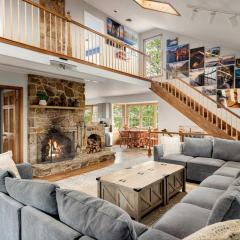 Hot Tub, Home Theater, Grill, WiFi - Huge Cabin!