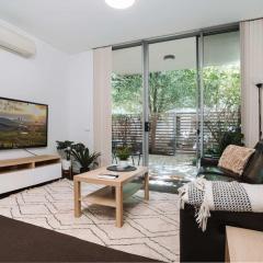 Comfy 1-Bed with Spacious Courtyard & Parking