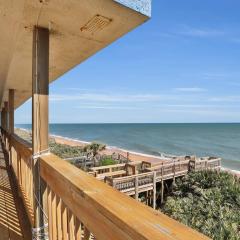 Immaculate, modern stay steps to beach with amazing ocean views