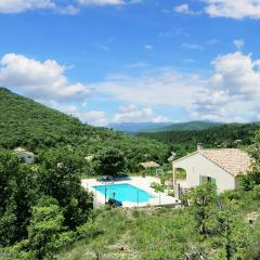 Spacieuse villa à Saint-Jean-du-Pin avec piscine privée