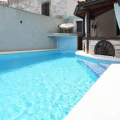 Holiday House with Pool Bonita