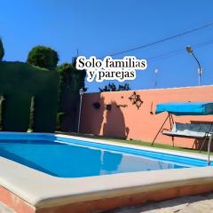 Chalet con piscina privada y Jardín