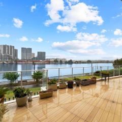 2B APT with Stunning Waterfront View