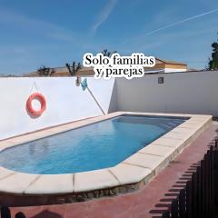 Chalet con piscina privada en Conil Solo Familias