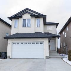 Luxurious home, Sleeps 13, Minutes off Anthony Henday, Shopping, Restaraunts, Casino