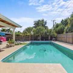 Downtown Beach Cottage - Heated Pool