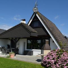 Nurdachhaus mit Anbau und großer überdachter Terrasse