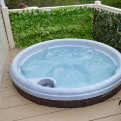 Luxury Hot Tub Caravan Tattershall Lakes, 6 berth, Dog & Pet friendly