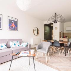 HENRI au pied de la cathédrale.