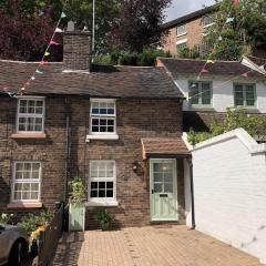 Bramble cottage with free parking