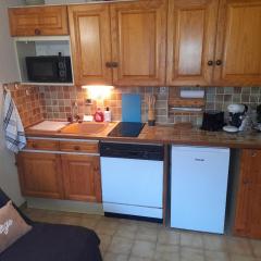 Le chalet des neiges 3 est au calme situé à 5 mn à pied du centre juste à côté du terrain de foot est composé canapé convertible et 3 lits supperposés parking privé sur place et arrêt navette gratuite à 30 m