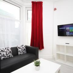 BARTON BEACHSIDE - Stylish Studio Apartment, Double & Single - Central Beach & Promenade Location - Over 21's, Family Friendly Only, ID Required