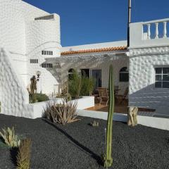 Lovely house Fuerteventura, cactus garden*sea view