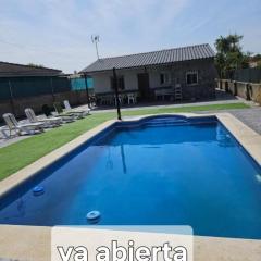 Chalet con piscina en escalona