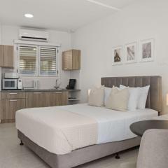 Phaedrus Living: Alkminis Seaside Suites Verano