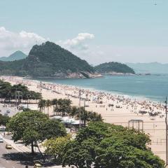 Espaçoso apt de frente para praia de Copacabana
